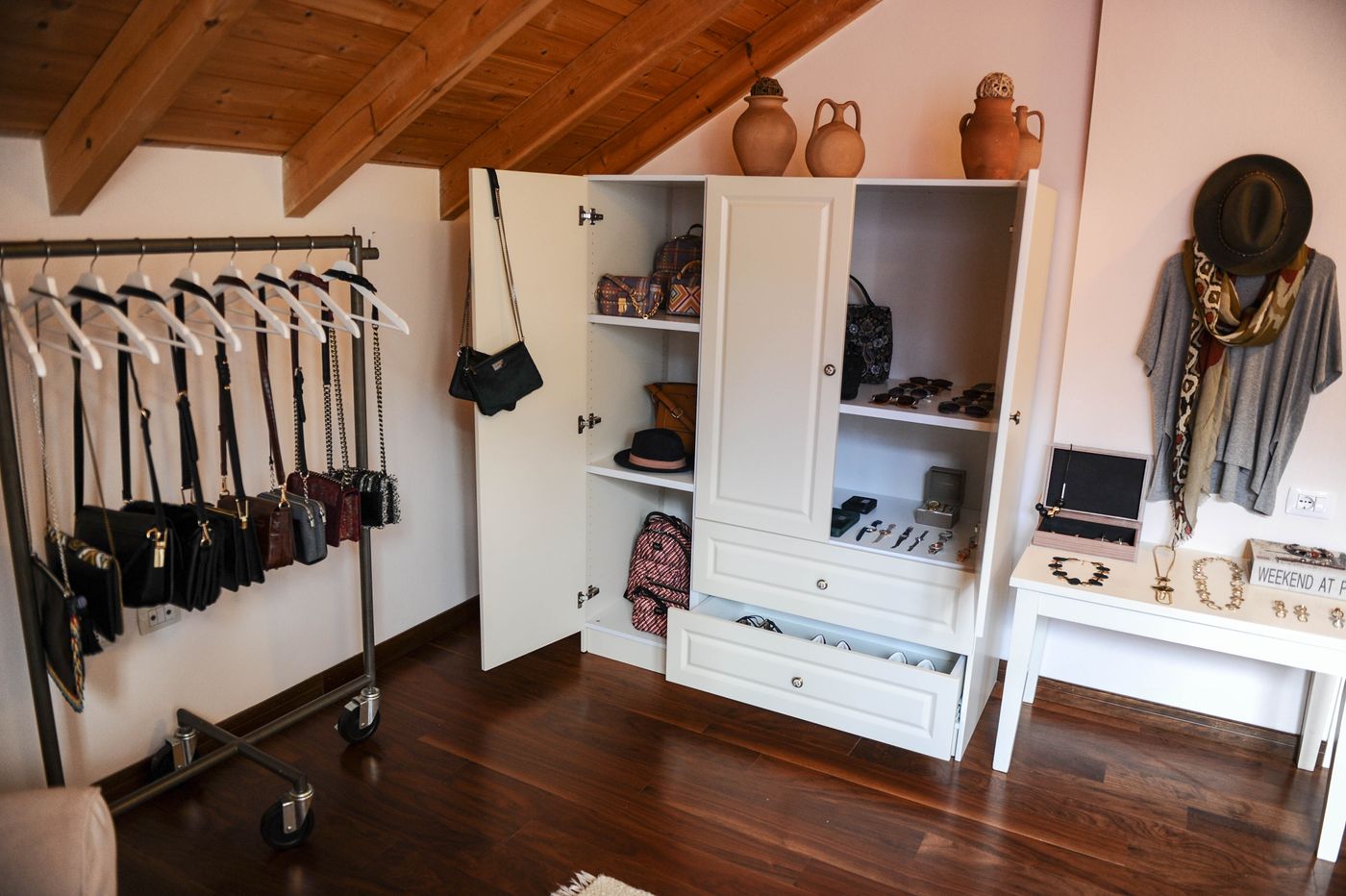 Closet com armários, prateleiras e espaço para roupas e acessórios